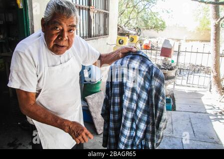 PERSONAGGIO: BAMBOLA in uno stile molto diverso e molto gustoso, la gente descrive i tacos preparati da Don Alfredo Ruiseñor Gonzalez noto a tutti come El Muñeco, che ha già più di 40 anni di taquero con un inizio in questa professione gastronomica nel 1968, L'anno delle Olimpiadi si sono tenute in Messico è un lago che lo ricorda e lo ha bene in mente, A quel tempo ha venduto la testa di tacos ed il barbecue come un Hawker la mattina ed i pomeriggi di roast beef lei ha diretto per il viale di Kino appena all'angolo dove l'hotel la Siesta è. Originario di uno dei 125 municipaliti Foto Stock