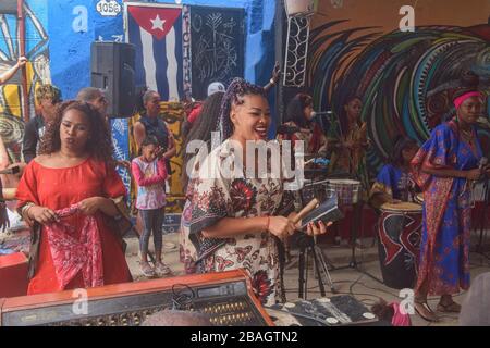 Batte afro-cubane a Callejon de Hamel, l'Avana, Cuba Foto Stock