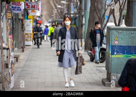Giovane donna che indossa una maschera durante la pandemia di Coronavirus, Seoul, Corea Foto Stock