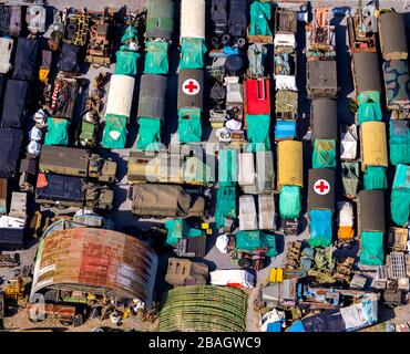 Cantiere con mezzi militari tedeschi e veicoli ambulanza, Auto Service Gellings, 06.09.2019, vista aerea, Germania, Nord Reno-Westfalia, Ruhr Area, Voerde Foto Stock