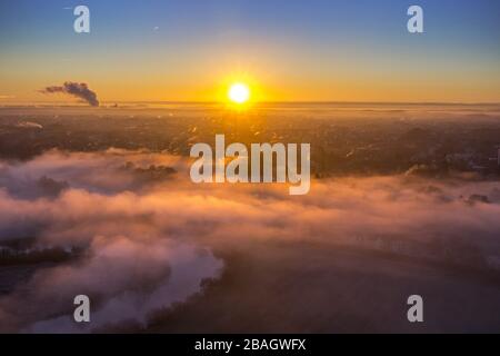 , nebbia mattutina sul fiume Lippe all'alba, 11.12.2013, vista aerea, Germania, Renania Settentrionale-Vestfalia, Area della Ruhr, Hamm Foto Stock