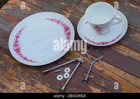 Birdhouse è fatto con un vecchio caffè set, serie foto 1/6, Germania Foto Stock