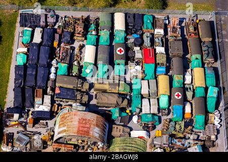 Cantiere con mezzi militari tedeschi e veicoli ambulanza, Auto Service Gellings, 06.09.2019, vista aerea, Germania, Nord Reno-Westfalia, Ruhr Area, Voerde Foto Stock