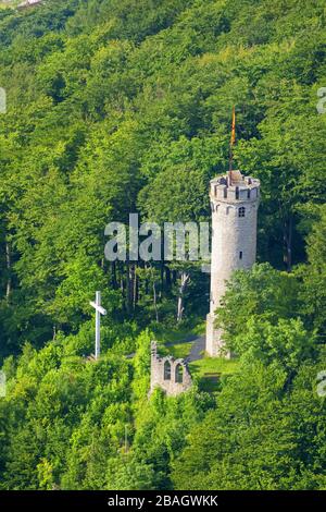 , Torre Bilsteinturm, una torre rotonda con una croce bianca e una rovina, sulla montagna Bilstein in Marsberg, 09.07.2013, vista aerea, Germania, Nord Reno-Westfalia, Sauerland, Marsberg Foto Stock