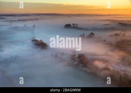 , nebbia mattutina sul fiume Lippe all'alba, 11.12.2013, vista aerea, Germania, Renania Settentrionale-Vestfalia, Area della Ruhr, Hamm Foto Stock