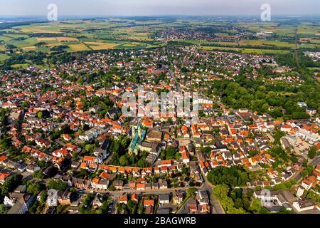 Veduta aerea della città con le mura, Basilica della Visitazione di nostra Signora, piazza del mercato e chiesa di San Walburga, 07.06.209, Germania, Nord Reno-Westfalia, Werl Foto Stock