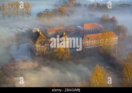 , nebbia mattutina sul fiume Lippe al Castello di Oberwerries a Hamm, 11.12.2013, vista aerea, Germania, Nord Reno-Westfalia, Ruhr Area, Hamm Foto Stock