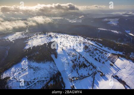 montagna Ettelsberg con torre Willinger Hochheideturm e stagno, 02.02.2014, vista aerea, Germania, Nord Reno-Westfalia, Sauerland, Willingen (Upland) Foto Stock