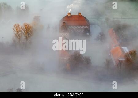 , nebbia mattutina sul fiume Lippe al Castello di Oberwerries a Hamm, 11.12.2013, vista aerea, Germania, Nord Reno-Westfalia, Ruhr Area, Hamm Foto Stock