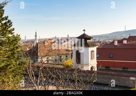 Vista della città di Sopron con torre Firewatch, il Padiglione Cinese 'Esernyos-haz', torre TV da Bessi-domb, Sopron, Ungheria Foto Stock