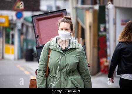 Donna americana che indossa una maschera protettiva durante la pandemia di Coronavirus, Seoul, Corea Foto Stock