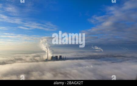 Nubi di gas di scarico e inversione atmosferica della centrale a carbone RWE Power Gersteinwerk a Werne, 04.02.2015, vista aerea, Germania, Nord Reno- Foto Stock