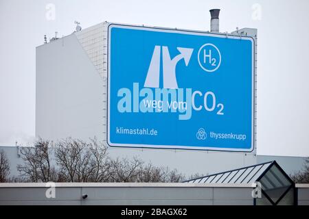 Poster di grande formato vicino all'autostrada A 40, da CO2 a H2, Klimastahl, fabbrica di ThyssenKrupp Steel Europe, Germania, Renania settentrionale-Vestfalia, Ruhr Area, Bochum Foto Stock