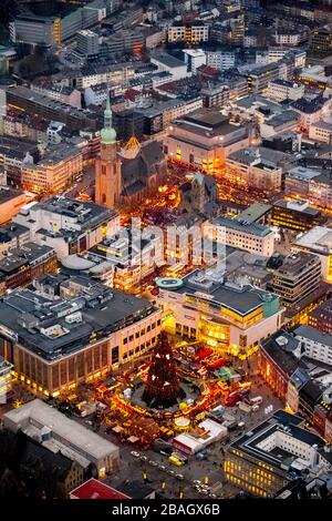 Mercatino di natale nel centro della città di Dortmund con il più grande albero di natale della Germania, 17.12.2013, vista aerea, Germania, Nord Reno-Westfalia, Ruhr Area, Dortmund Foto Stock