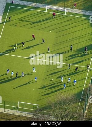 Partita di calcio su un campo artificiale a Dortmund, 19.01.2014, vista aerea, Germania, Renania settentrionale-Vestfalia, Ruhr Area, Dortmund Foto Stock