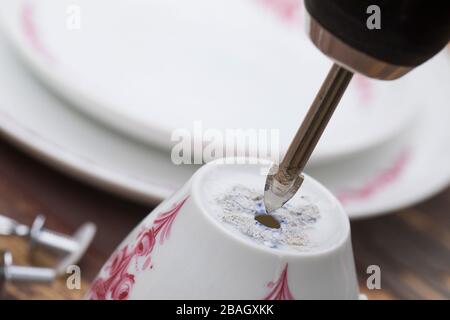 Birdhouse è fatto con un vecchio caffè set, serie foto 2/6, Germania Foto Stock