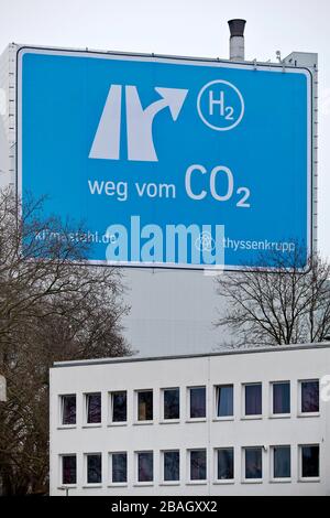 Poster di grande formato vicino all'autostrada A 40, da CO2 a H2, Klimastahl, fabbrica di ThyssenKrupp Steel Europe, Germania, Renania settentrionale-Vestfalia, Ruhr Area, Bochum Foto Stock