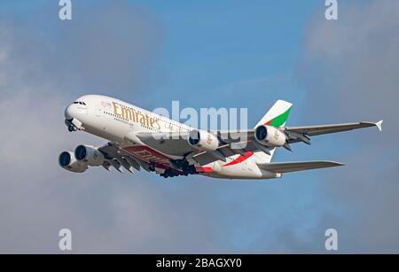 Emirates Airbus A380 A6-EDL con partenza dall'Aeroporto di Manchester Foto Stock