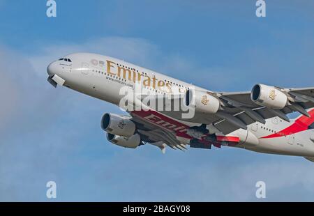 Emirates Airbus A380 A6-EDL con partenza dall'Aeroporto di Manchester Foto Stock