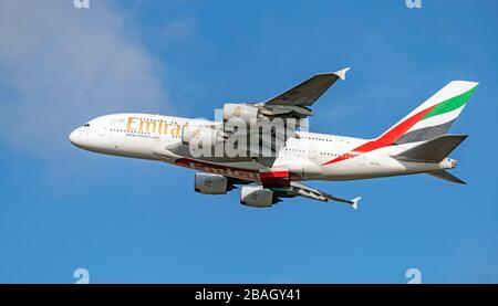 Emirates Airbus A380 A6-EDL con partenza dall'Aeroporto di Manchester Foto Stock