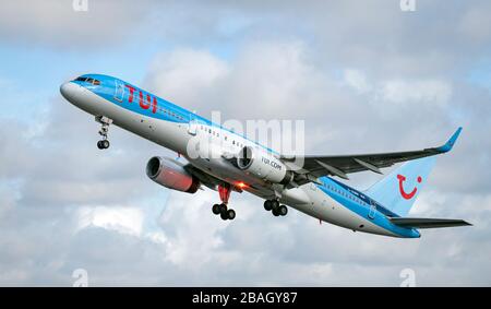 TUI Boeing 757 G-OOBN dopo il decollo dall'aeroporto di Manchester Foto Stock