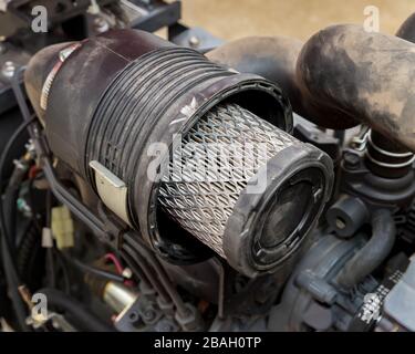 Filtro dell'aria sul motore del trattore per tosaerba diesel. Concetto di manutenzione, manutenzione e riparazione di tosaerba a motore piccolo Foto Stock