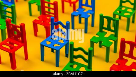 Sedia da primo piano colorata. File di sedili in plastica all'Arena. Texture motivo di set sedie con vuoto. L'Anfiteatro. Sport. Foto Stock