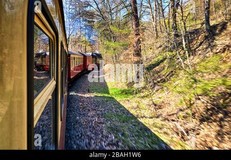 Giro in locomotiva a vapore. Dinamica attraverso la sfocatura del movimento. Foto Stock