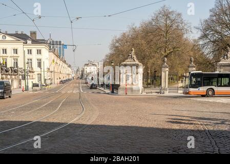 Bruxelles, Belgio. 27 marzo 2020. Immagine illustrativa delle strade vuote di Bruxelles dopo la conferenza a seguito di una riunione del Consiglio di sicurezza nazionale sul coronavirus a Bruxelles.i residenti belgi devono rimanere a casa, le misure corona sono state prorogate fino all'aprile 19 in Belgio, nelle Fiandre, a Bruxelles e in Vallonia.tutti gli altri movimenti non essenziali sono vietati, le riunioni sono vietate, i negozi non essenziali sono chiusi. (Foto di Jonathan Rea/Pacific Press) Credit: Pacific Press Agency/Alamy Live News Foto Stock