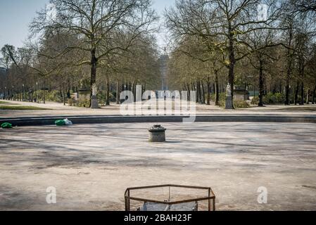 Bruxelles, Belgio. 27 marzo 2020. Immagine illustrativa delle strade vuote di Bruxelles dopo la conferenza a seguito di una riunione del Consiglio di sicurezza nazionale sul coronavirus a Bruxelles.i residenti belgi devono rimanere a casa, le misure corona sono state prorogate fino all'aprile 19 in Belgio, nelle Fiandre, a Bruxelles e in Vallonia.tutti gli altri movimenti non essenziali sono vietati, le riunioni sono vietate, i negozi non essenziali sono chiusi. (Foto di Jonathan Rea/Pacific Press) Credit: Pacific Press Agency/Alamy Live News Foto Stock