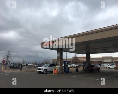 I prezzi del gas precipitarono in mezzo allo scoppio del COVID-19 - Sams Club, Stapleton, Denver, Colorado, Stati Uniti Foto Stock