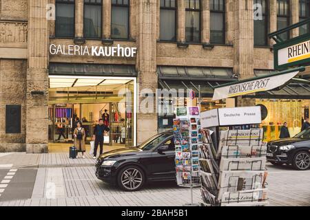 Città e vie dello shopping intorno al 25 ottobre 2018 Dusseldorf, Germania. Il tema dello shopping in Europa. Strada centrale con negozi a Dusseldorf Foto Stock