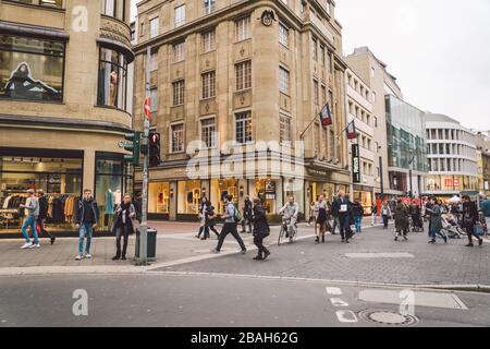 Città e vie dello shopping intorno al 25 ottobre 2018 Dusseldorf, Germania. Il tema dello shopping in Europa. Strada centrale con negozi a Dusseldorf Foto Stock