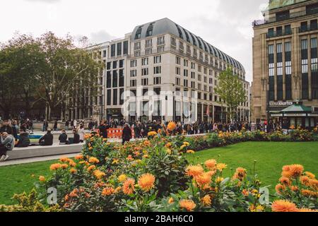 Città e vie dello shopping intorno al 27 ottobre 2018 Dusseldorf, Germania. Il tema dello shopping in Europa. Strada centrale con negozi a Dusseldorf Foto Stock