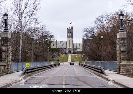 Londra Ontario in un momento in cui gli studenti universitari avrebbero camminato verso i corsi, sono stati inviati a casa per appiattire la curva Foto Stock