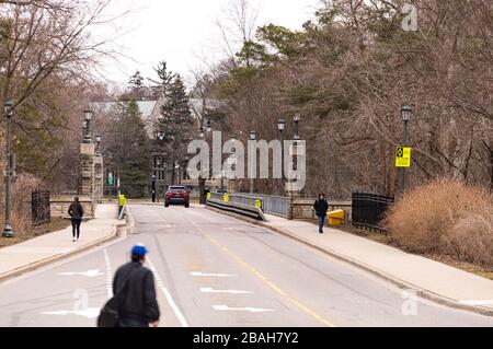 Londra Ontario in un momento in cui gli studenti universitari avrebbero camminato verso i corsi, sono stati inviati a casa per appiattire la curva Foto Stock