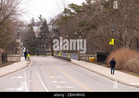 Londra Ontario in un momento in cui gli studenti universitari avrebbero camminato verso i corsi, sono stati inviati a casa per appiattire la curva Foto Stock