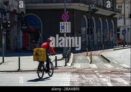 Bucarest, Romania - 16 marzo 2020: Un corriere di consegna del cibo di Glovo consegna il cibo a Bucarest, Romania. Foto Stock