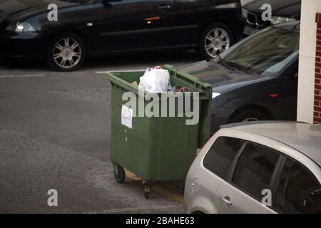 Noreña, SPAGNA: Per motivi di contagio, hanno messo in su i manifesti che avvertono che le lattine di immondizia saranno tenute aperte dovuto il rischio di contrarre CoVid-19 durante il quattordicesimo giorno dello Stato di allerta in Spagna, a Noreña, Spagna il 27 marzo 2020. (Foto di Alberto Brevers/Pacific Press) Credit: Pacific Press Agency/Alamy Live News Foto Stock