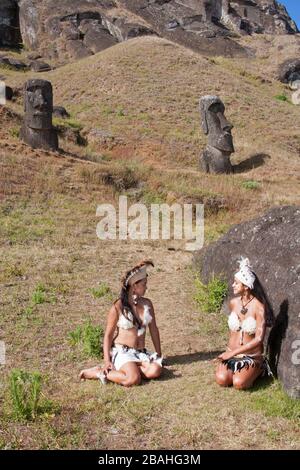 Rapa Nui donne in costume tradizionale seduta nella cava di moai di Rano Raraku nell'Isola di Pasqua Foto Stock
