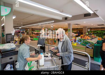 Sydney, Australia. Sabato 28 Marzo 2020. Woolworths supermercati sta installando l'installazione di schermi di protezione a checkout a livello nazionale per proteggere il suo personale dal Coronavirus. Credit Martin Berry/Alamy Live News Foto Stock