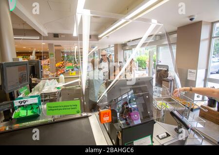 Sydney, Australia. Sabato 28 Marzo 2020. Woolworths supermercati sta installando l'installazione di schermi di protezione a checkout a livello nazionale per proteggere il suo personale dal Coronavirus. Credit Martin Berry/Alamy Live News Foto Stock