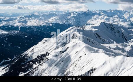Catene montuose innevate, vista panoramica da Geierspitze, Wattentaler Lizum, Alpi Tuxer, Tirolo, Austria Foto Stock