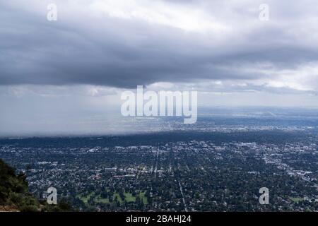 Vista dall'alto delle nuvole di tempesta e della pioggia che si spostano in Pasadena nella contea di Los Angeles, California. Foto Stock