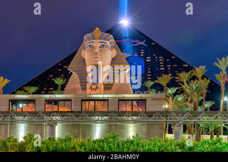 Il casinò di Luxor e il laser piramidale a Las Vegas, Nevada, USA. Foto Stock