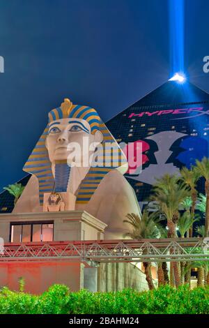 Il casinò di Luxor e il laser piramidale a Las Vegas, Nevada, USA. Foto Stock