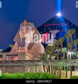 Il casinò di Luxor e il laser piramidale a Las Vegas, Nevada, USA. Foto Stock