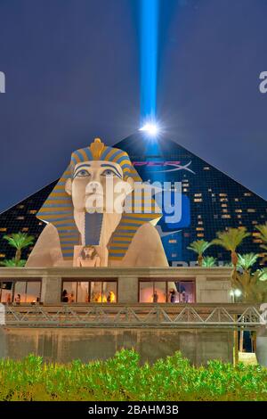 Il casinò di Luxor e il laser piramidale a Las Vegas, Nevada, USA. Foto Stock