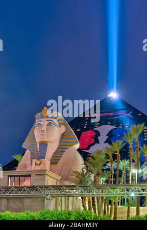 Il casinò di Luxor e il laser piramidale a Las Vegas, Nevada, USA. Foto Stock