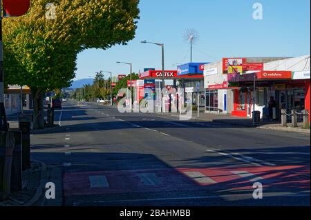 Motueka High Street, South Island, New Zealand, 28 marzo 2020: Empty High Street in Motueka Nuova Zelanda come imprese chiudono come risposta a Covid 19 Foto Stock